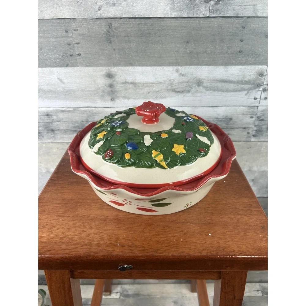 Temp-tations Figural Christmas Pie Dish with Wreath Lid Red Ceramic Baker